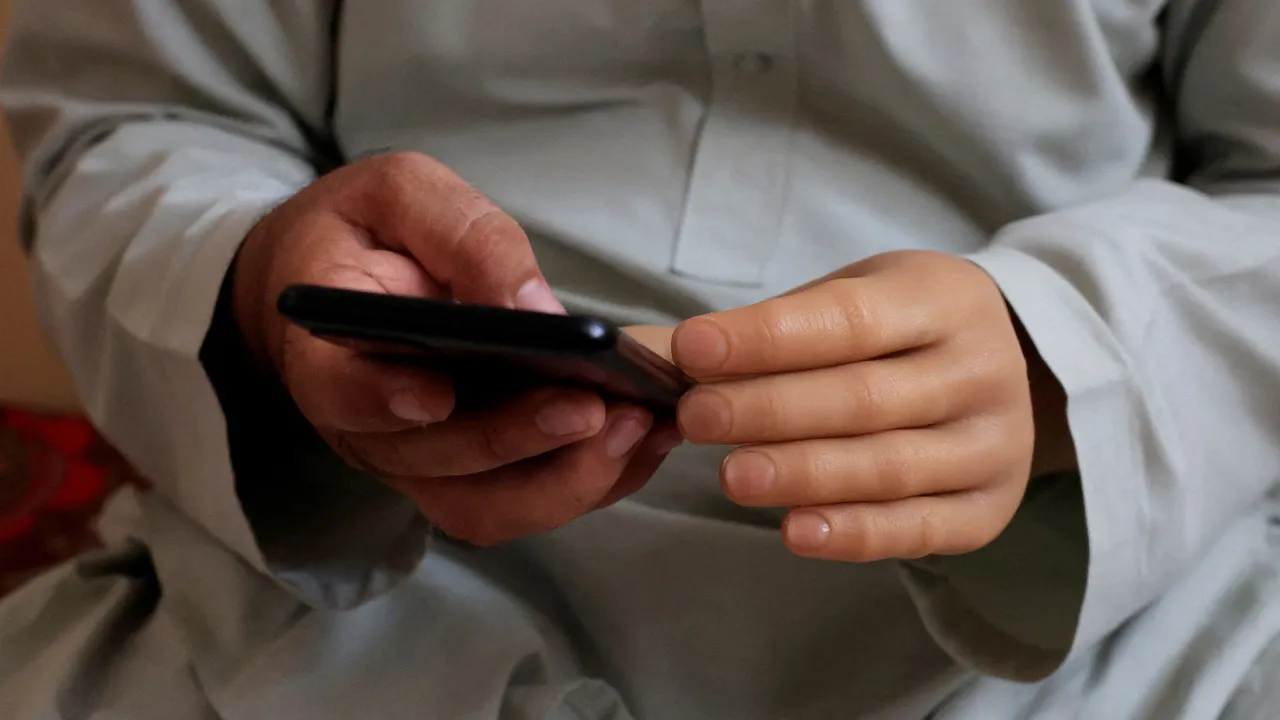 أزمة الهواتف في غزة تتفاقم مع تكلفة إصلاح الشاشة البالغة 400 دولار